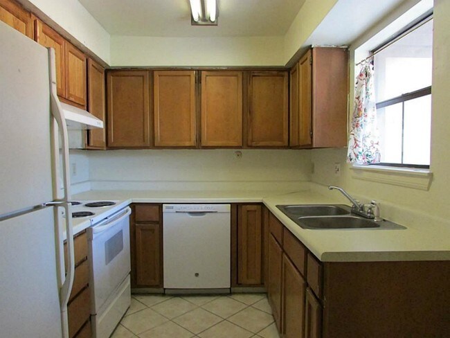 Building Photo - 3150 Walnut Bend Ln