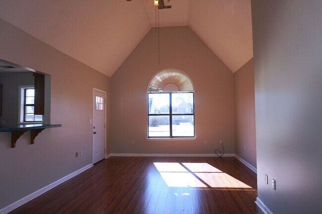 Building Photo - 2 Bedroom Home w/ fenced in backyard