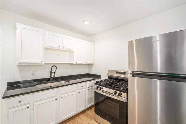 Foto del edificio - AVAILABLE NOW! Freshly Rehabbed 3-Bedroom ...