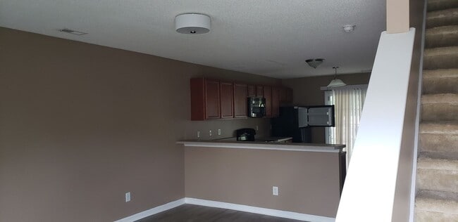 Building Photo - Adorable 2 bedroom 2.5 bath townhome