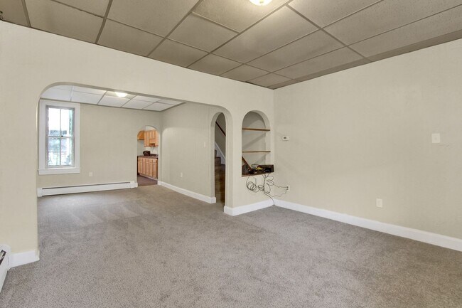 Foto del edificio - Spacious 4 Bedroom, 1 Bath Home in North York!