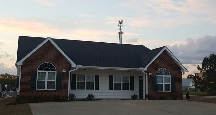 Foto principal - Beautiful BRAND NEW 2-Bedroom Duplex