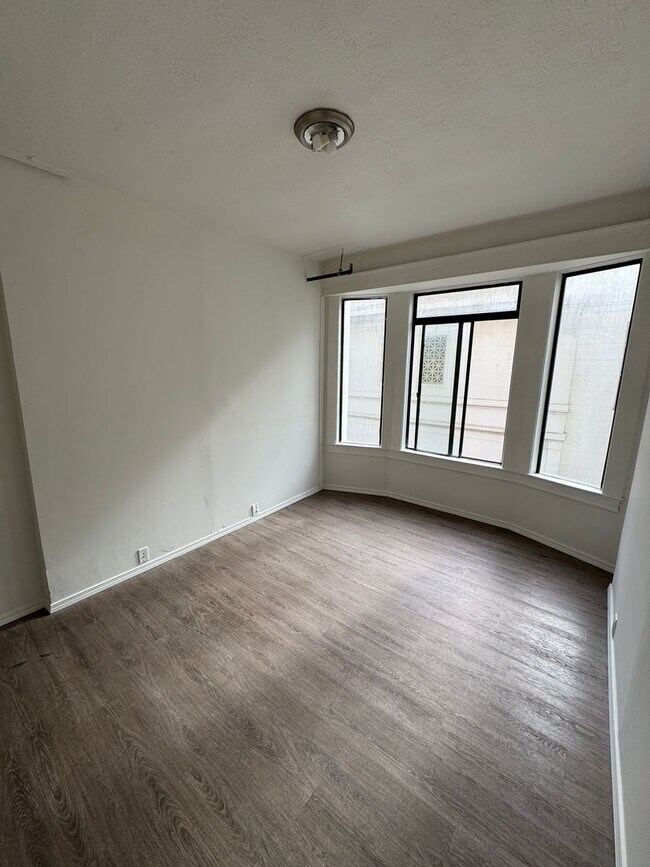 Foto del edificio - Modern Private Room with Attached Bath in ...