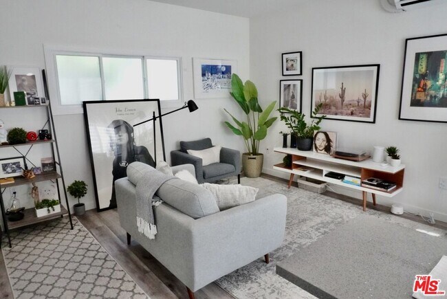 Foto del edificio - 1157 S Point View St