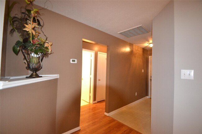 Foto del edificio - 5126 Riverwood Dr