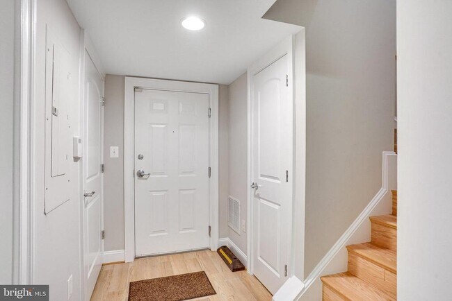 Foto del edificio - 906 Slaters Ln