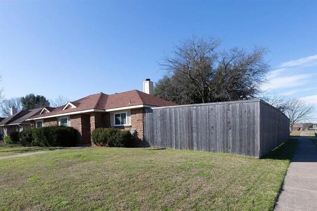 Building Photo - 2321 Shadyoaks Ln