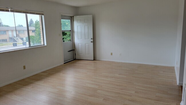 Building Photo - 1660 Grandview Dr