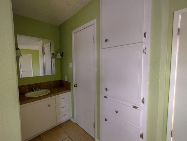 Building Photo - 1206 Bundrant Dr