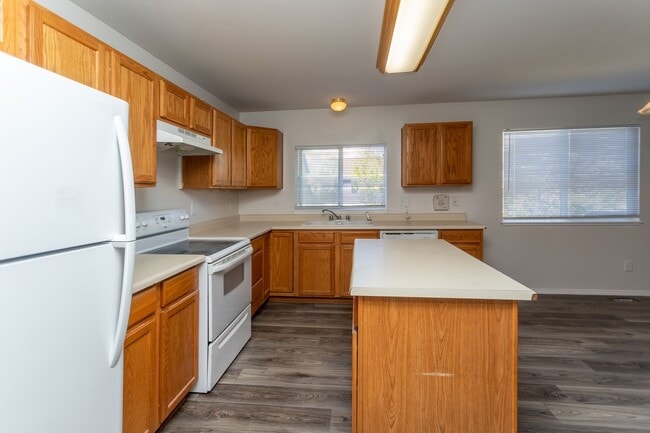 Foto del edificio - Spacious 4-Bedroom Home with Walk-Out Basement!