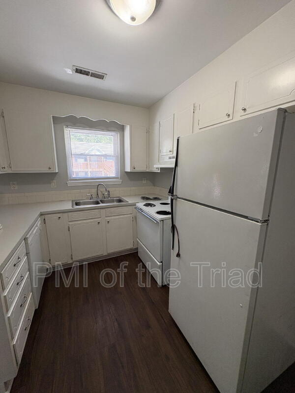 Building Photo - 1600 Oak Croft St