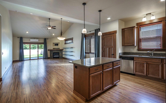 Building Photo - 913 Cattail Ct