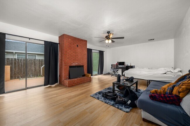 Foto del edificio - Recently remodeled with no back house!