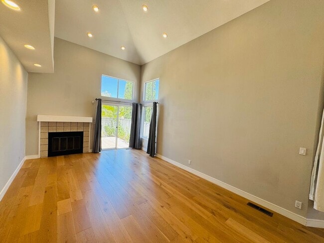 Building Photo - 122 Lynx Ct