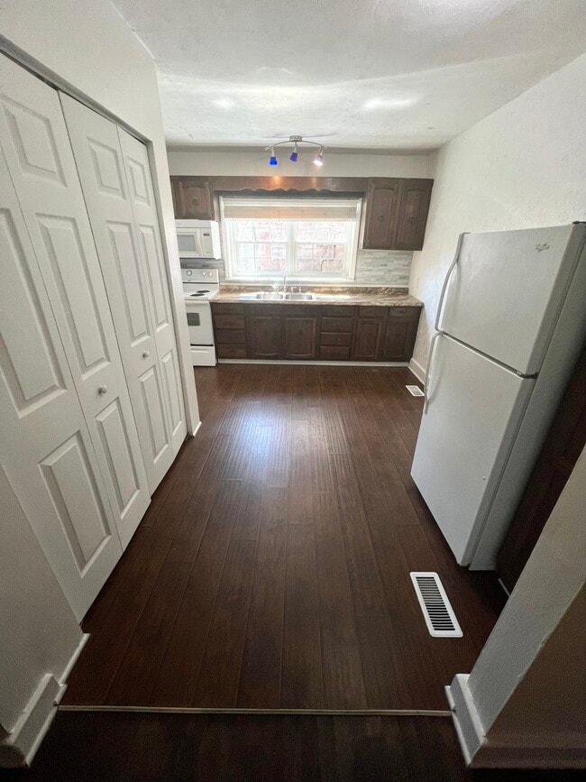 Kitchen - 186 Poplar St