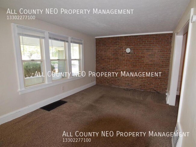 Building Photo - 3 Bedroom house in Akron!