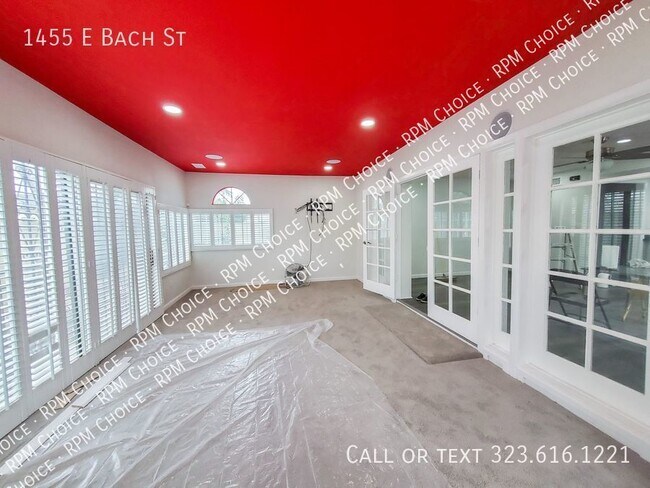 Building Photo - Large Quiet Single Family House with Centr...