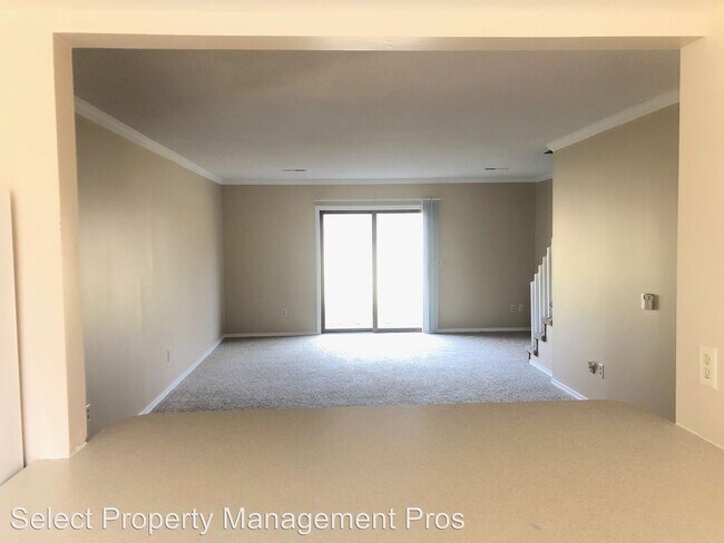 Building Photo - 2310-2312 Versailles Village Pl