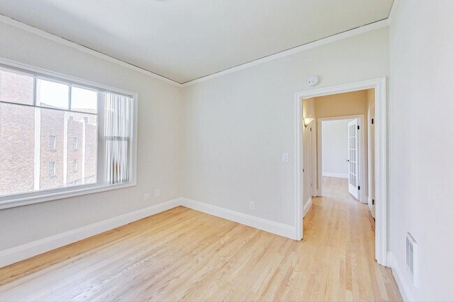 Building Photo - Renovated one bedroom, fantastic Lake Merr...