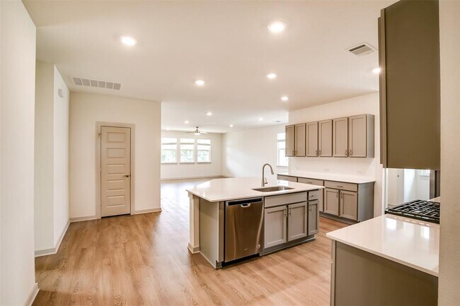Building Photo - 400 Florenz Ln
