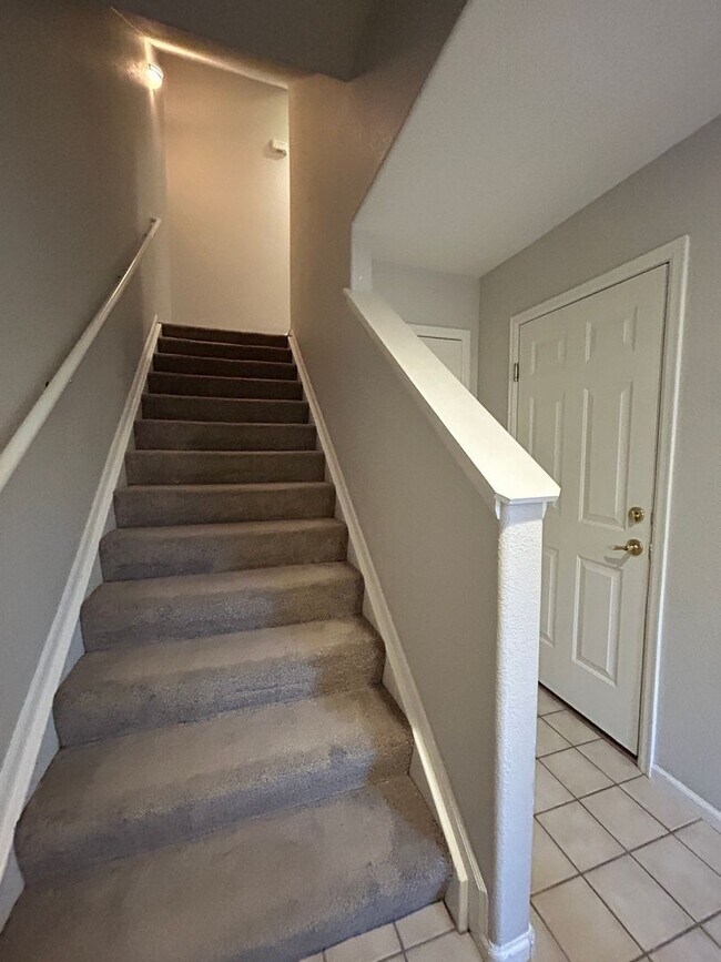 Foto del edificio - 3 Bedroom Townhome with Oversized Garage