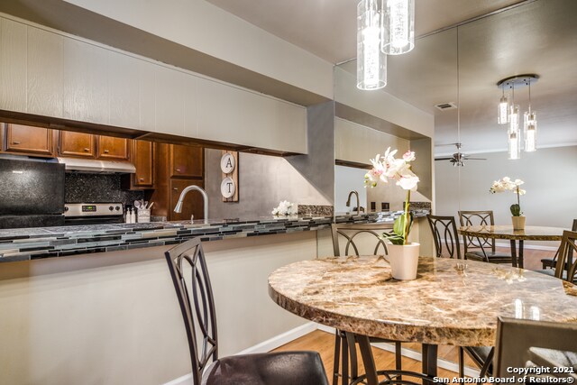 Foto principal - 8702 Village Dr