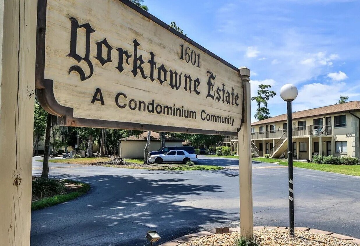Foto principal - Up Coming - 2 bedroom/2 bath Condo!