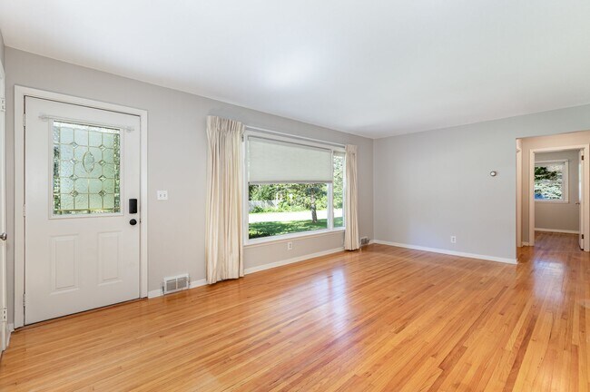 Building Photo - $500 Move in Credit! 4 Bed | 2 bath House ...