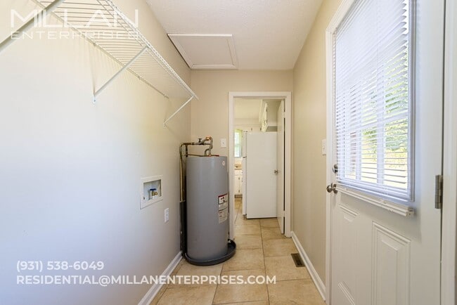Building Photo - Open-Concept 3BR Home with Huge Fenced-In ...