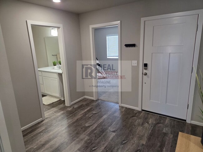 Building Photo - Check out this beautiful 3 bedroom, 2.0 ba...