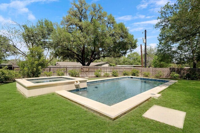 Foto del edificio - BEAUTIFUL SINGLE STORY HOME IN ALAMO HEIGHTS WITH POOL