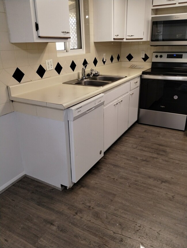 Kitchen - 28838 Pardo St