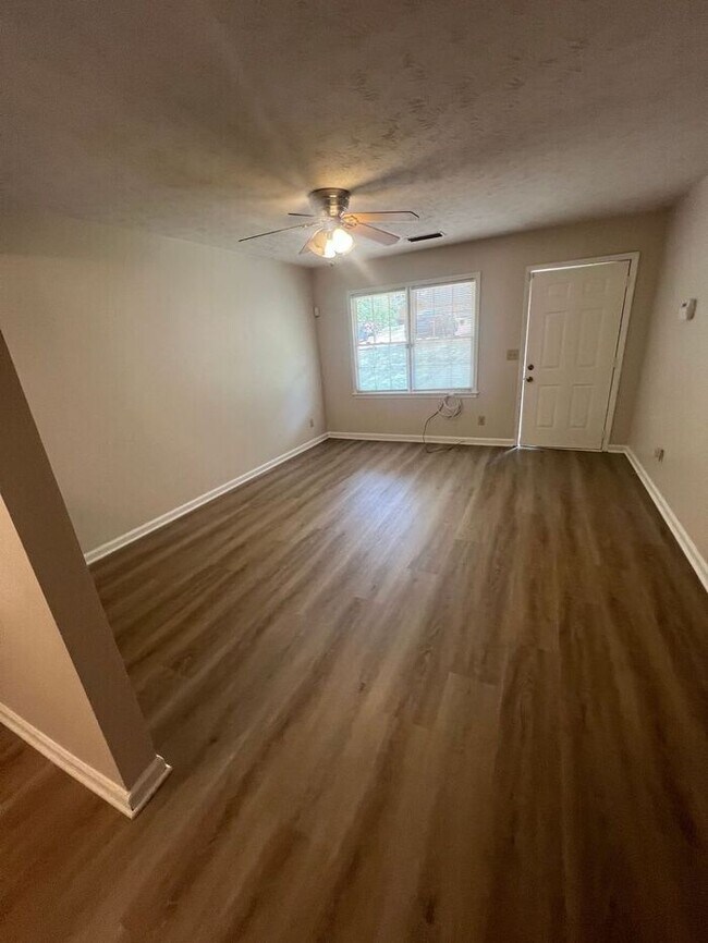 Building Photo - Beautiful 2 bedroom 2 bathroom ranch duplex Now Ready!