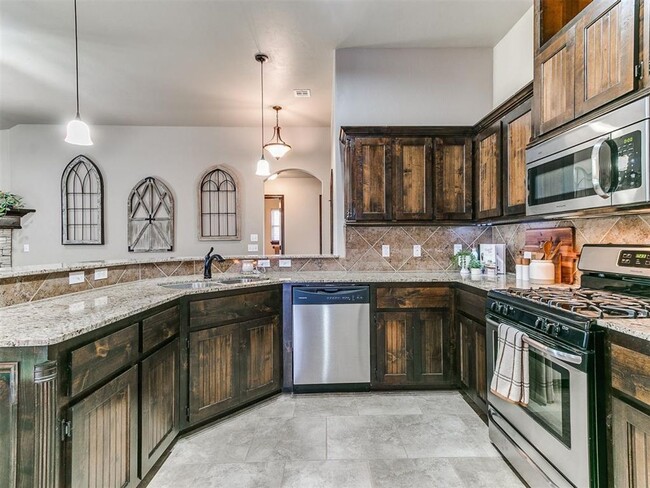 Building Photo - Welcome to this charming 3 bedroom, 2 bath...