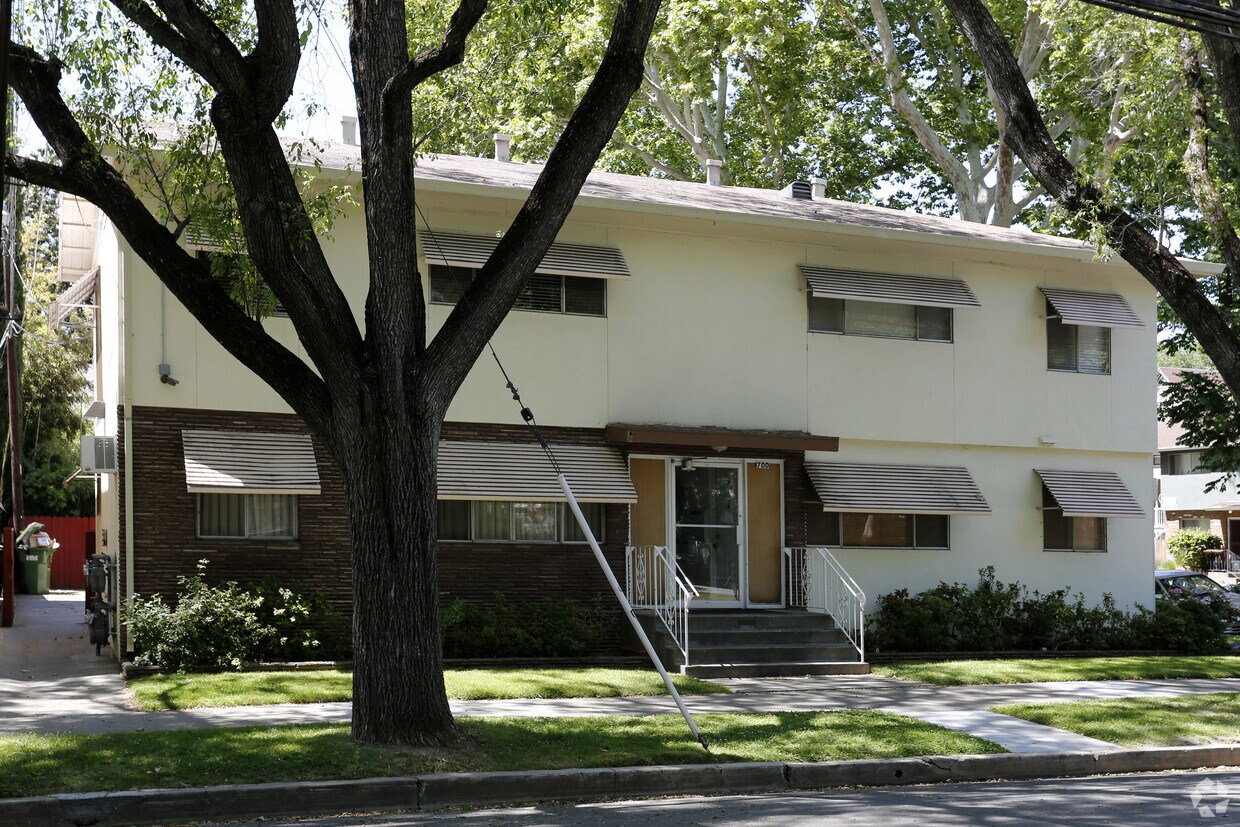 Building Photo - 700 24th St