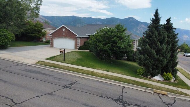 Foto del edificio - 5 bdrm 3bth Home 3 Car Garage Some utiliti...
