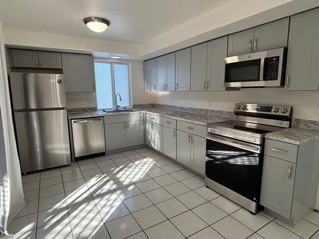 Building Photo - 2248 Madrona Dr SE