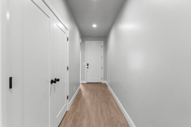 Foto del edificio - Modern New Construction with Designer Finishes & Open-Concept Living