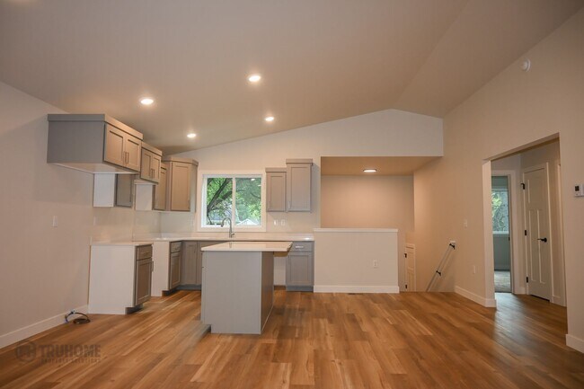 Foto del edificio - *RENT SPECIAL* Spacious 4 Bed, 2 Bath Sing...