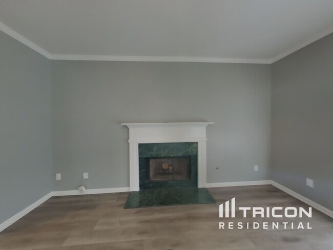 Foto del edificio - 1315 Bridle Path Dr