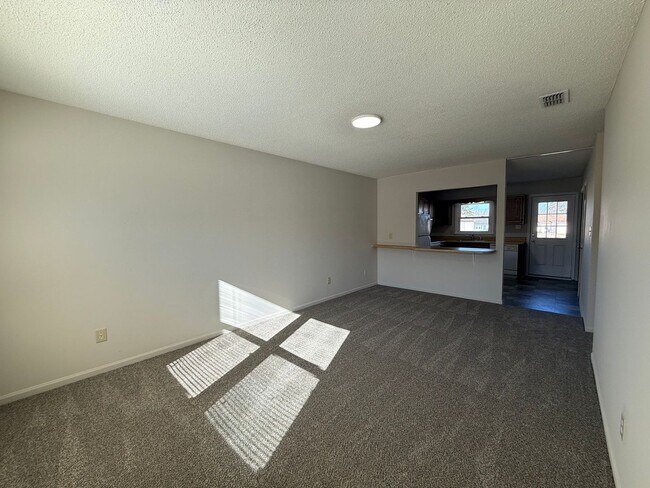 Foto del edificio - 2 bedroom, 1 bath Duplex