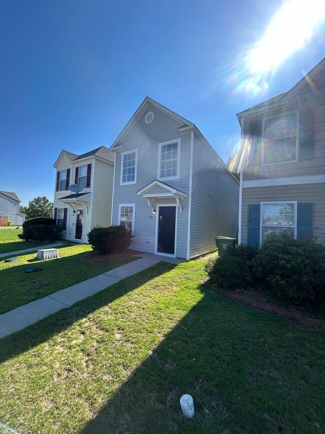Building Photo - 3-bedroom, 2.5-bathroom two-story home located in the desirable Gatewood Communities!