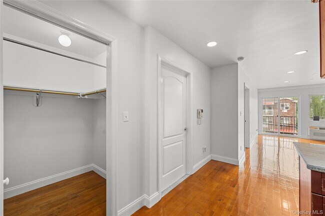 Foto del edificio - 69-07-69-43 43rd Ave