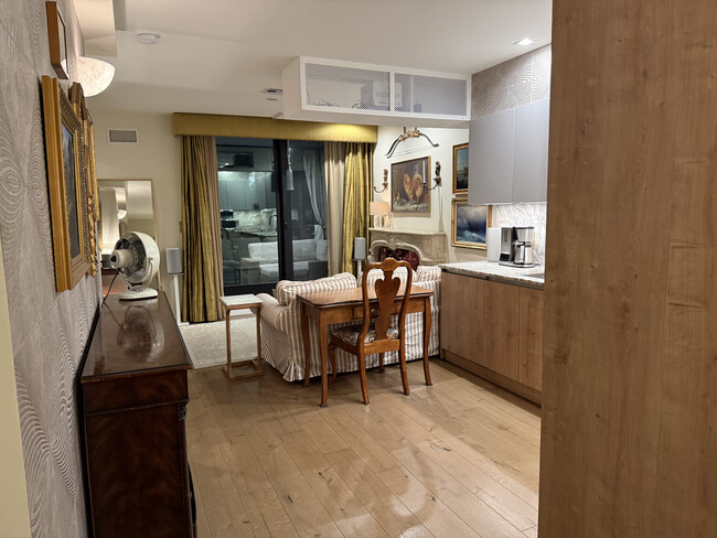 Building Photo - 44 Box St