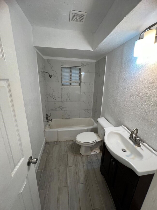 Foto del edificio - 5911 Grace Ln