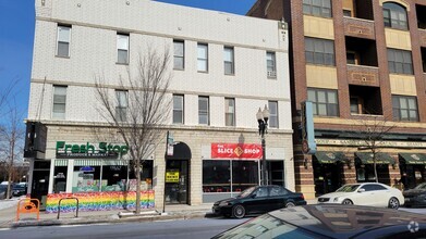 Building Photo - 930 W Belmont Ave