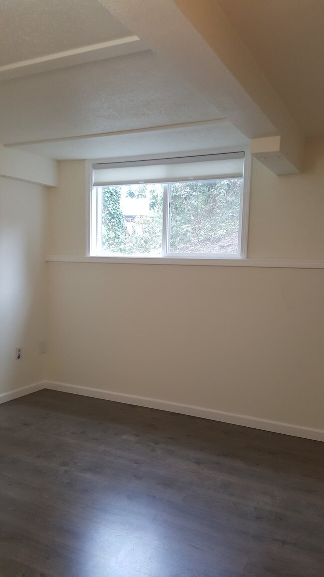Building Photo - 2821 Bellevue Way SE