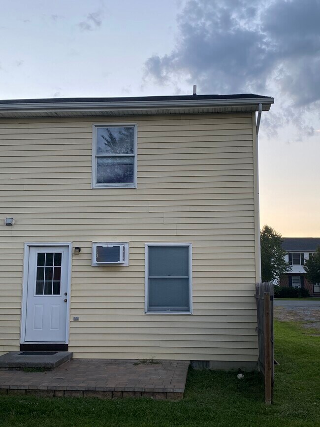 Building Photo - 123 Pocono Plz