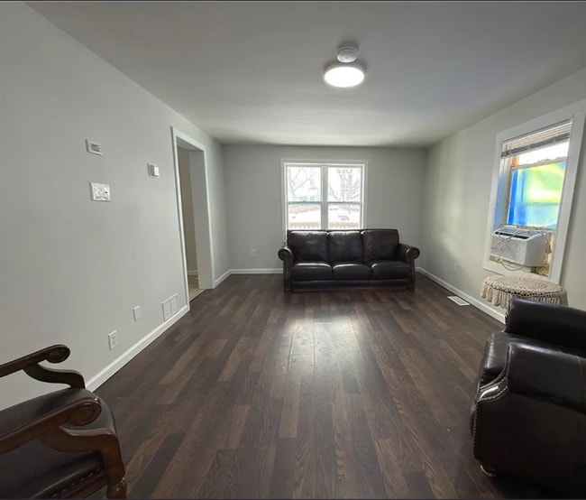 Building Photo - 9 W 9th St