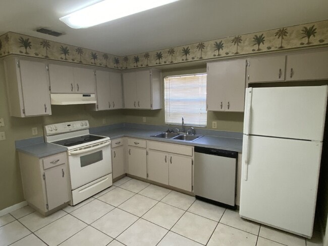 Building Photo - "Charming 2-Bedroom Home on Sunbright Driv...